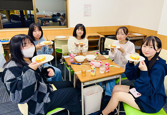 合格お祝いパーティを開催しました。