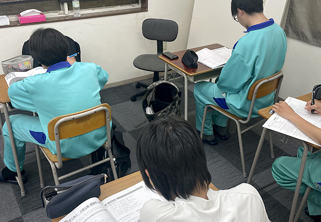 授業では全員が集中して取り組んでいます!