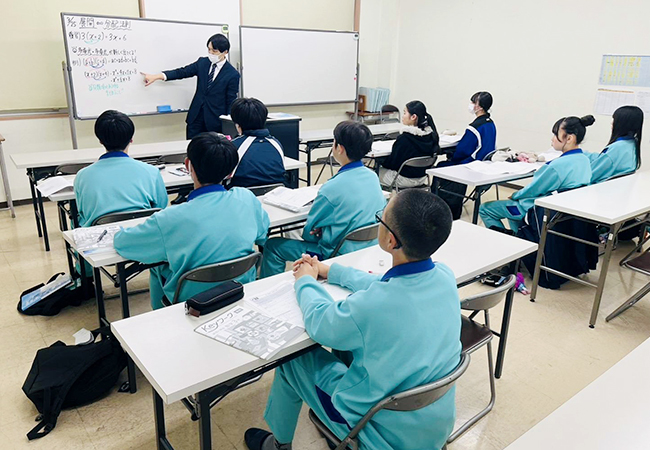 シリア（集団クラス）は中3のみ開講中です！